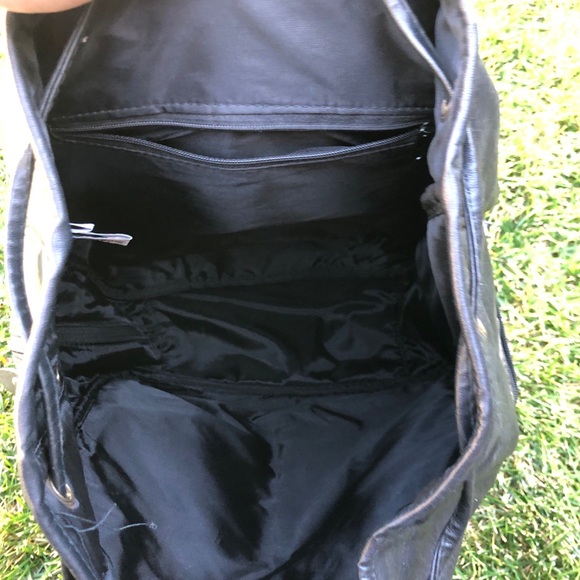 Medium sized Black backpack - Picture 3 of 4